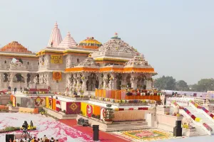 अयोध्या की तर्ज पर जयपुर के मंदिरों में भी फहराई गई धर्म ध्वजा, मंदिर ट्रस्टों और स्थानीय समाजों ने उत्साहपूर्वक लिया भाग 